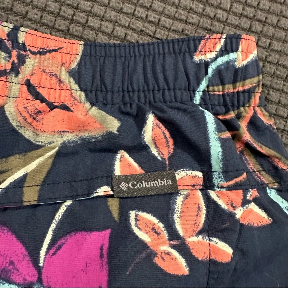 Columbia Womens Floral Print Navy Athletic Shorts Size Medium Lightweight Active